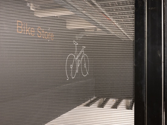 Der sichere Fahrradabstellraum besteht aus strapazierfähigen LPZ-71-Drahtgeflechtplatten, die Sichtbarkeit, Belüftung und dauerhaften Schutz bieten.
