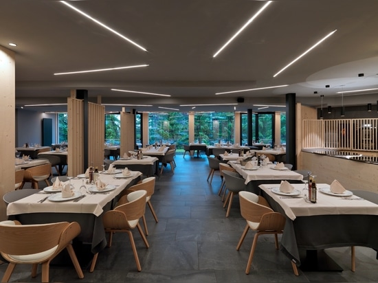 Hotel Fedora: ein Beispiel für alpine Architektur unter Verwendung von Feinsteinzeug