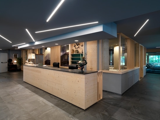 Hotel Fedora: ein Beispiel für alpine Architektur unter Verwendung von Feinsteinzeug