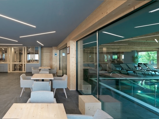 Hotel Fedora: ein Beispiel für alpine Architektur unter Verwendung von Feinsteinzeug
