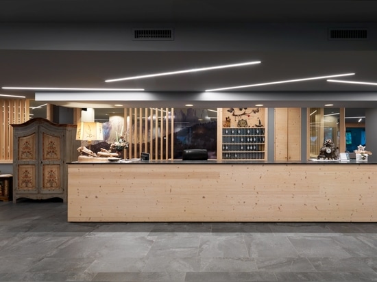 Hotel Fedora: ein Beispiel für alpine Architektur unter Verwendung von Feinsteinzeug