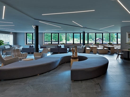 Hotel Fedora: ein Beispiel für alpine Architektur unter Verwendung von Feinsteinzeug