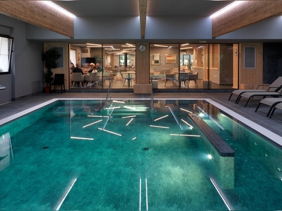Hotel Fedora: ein Beispiel für alpine Architektur unter Verwendung von Feinsteinzeug