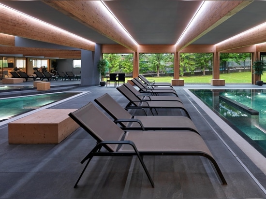 Hotel Fedora: ein Beispiel für alpine Architektur unter Verwendung von Feinsteinzeug