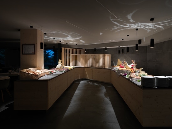Hotel Fedora: ein Beispiel für alpine Architektur unter Verwendung von Feinsteinzeug