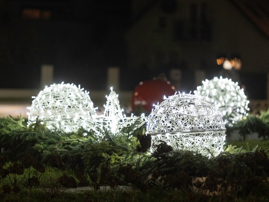 Durchbrochene Weihnachtsdekorationen als Blickfang für städtische Kreisverkehre