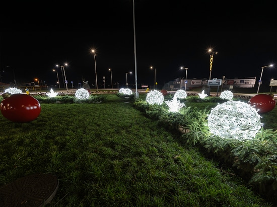 Durchbrochene Weihnachtsdekorationen als Blickfang für städtische Kreisverkehre