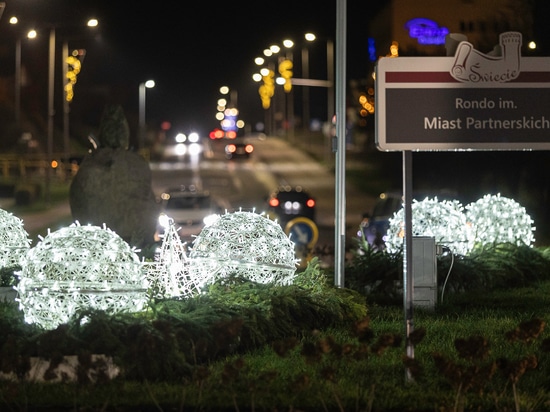 Durchbrochene Weihnachtsdekorationen als Blickfang für städtische Kreisverkehre