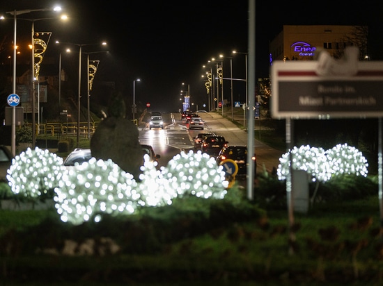 Durchbrochene Weihnachtsdekorationen als Blickfang für städtische Kreisverkehre