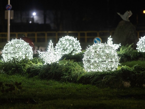 Durchbrochene Weihnachtsdekorationen als Blickfang für städtische Kreisverkehre