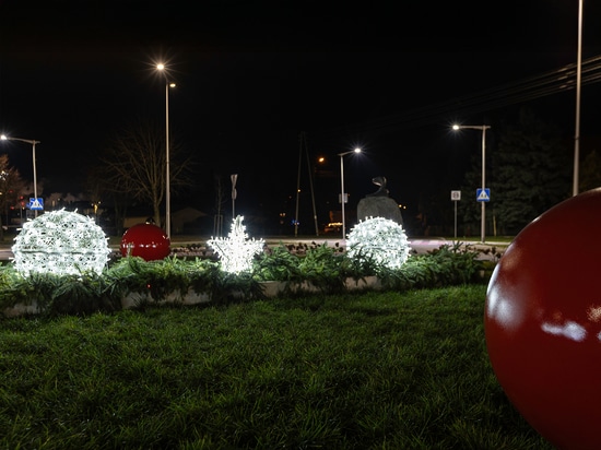 Durchbrochene Weihnachtsdekorationen als Blickfang für städtische Kreisverkehre
