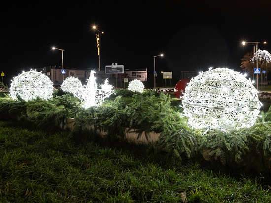 Durchbrochene Weihnachtsdekorationen als Blickfang für städtische Kreisverkehre