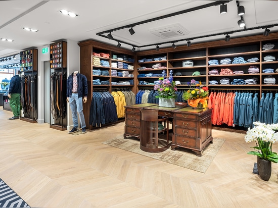 Dennebos Chevron-Parkett in der Farbe W.02