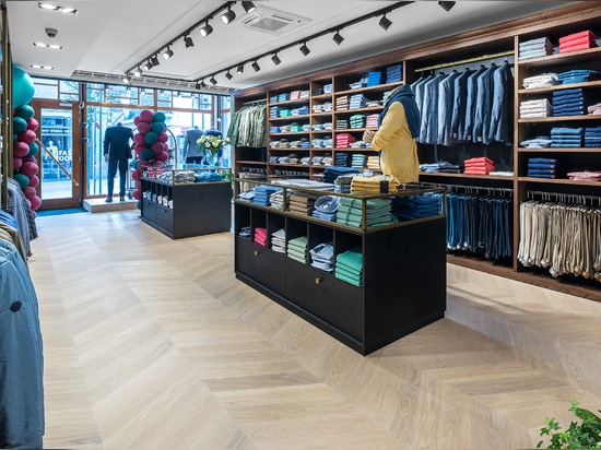 Dennebos Chevron-Parkett in der Farbe W.02