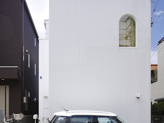 das Haus wurde weit von die Straße gedrückt, um einen Raum für Parken zu erzeugen