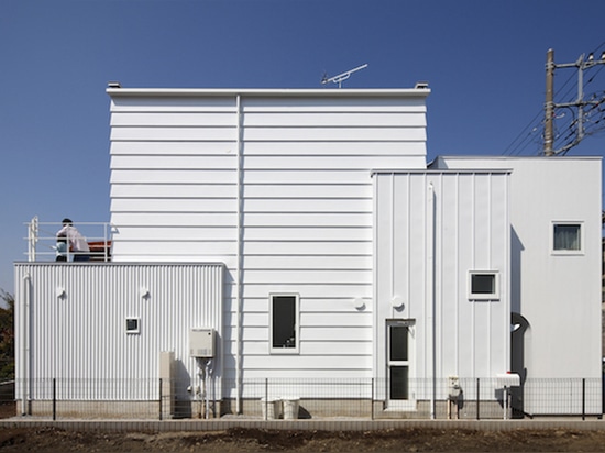 das 6 Meter breite Haus hat vier verschiedene Volumen, die durch die Muster im façade unterschieden werden