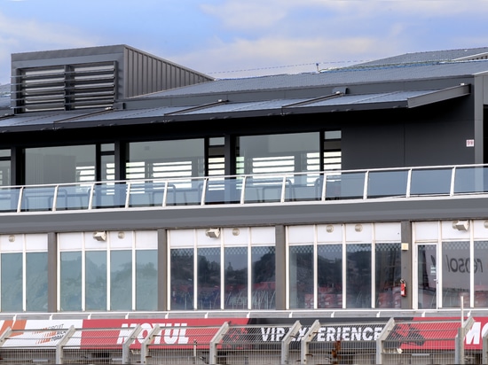 KE auf dem Circuit Ricardo Tormo in Valencia. Design und Planung in Poleposition: die Herausforderung „schwebender“ Überdachungen für den MotoGP-VIP-Bereich