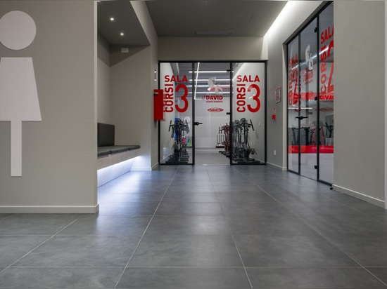Kommerzielle Entwicklung und Design: eine Fitnessanlage realisiert mit Oberflächen von Caesar