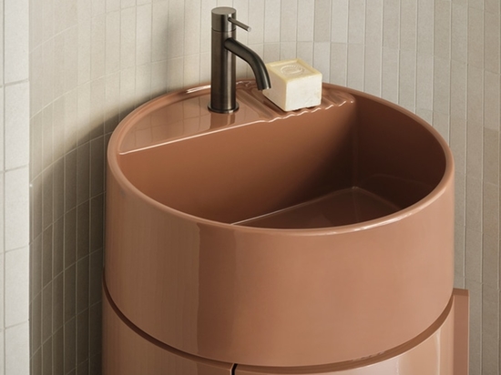 Tiberino N von Ceramica Cielo: Materie und Funktion des neuen freistehenden Waschbeckens