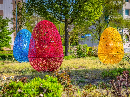 Frühlingsarrangements im öffentlichen Raum: Farbe, Helligkeit und Struktur