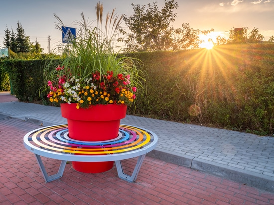 Frühlingsarrangements im öffentlichen Raum: Farbe, Helligkeit und Struktur