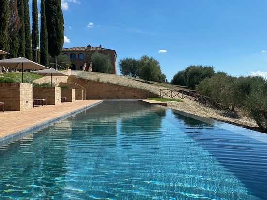 Swimmingpool im Podere Necione: Natürliche Schönheit aus Feinsteinzeug