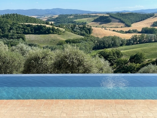 Swimmingpool im Podere Necione: Natürliche Schönheit aus Feinsteinzeug