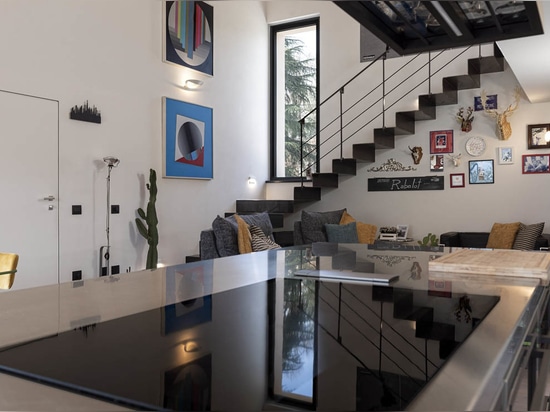 Ultradünne Frontplatten und intelligente Technologie: AVE-Innovation in einer italienischen Villa