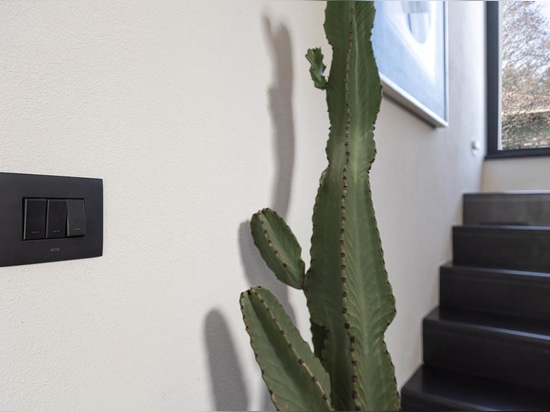 Ultradünne Frontplatten und intelligente Technologie: AVE-Innovation in einer italienischen Villa