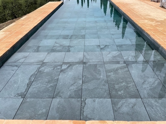 Swimmingpool im Podere Necione: Natürliche Schönheit aus Feinsteinzeug