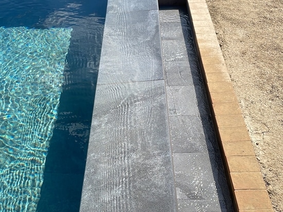 Swimmingpool im Podere Necione: Natürliche Schönheit aus Feinsteinzeug