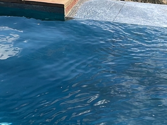Swimmingpool im Podere Necione: Natürliche Schönheit aus Feinsteinzeug
