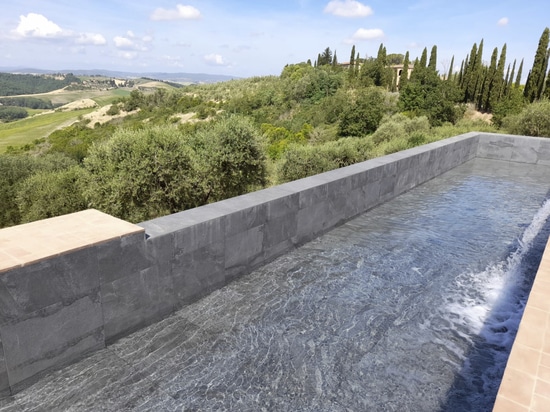 Swimmingpool im Podere Necione: Natürliche Schönheit aus Feinsteinzeug