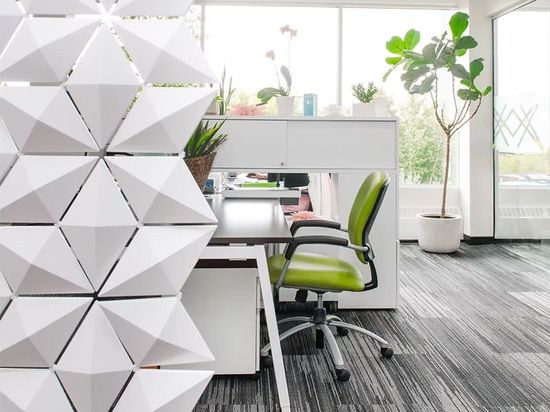 Modularer Büro-Raumteiler, der Interaktion fördert