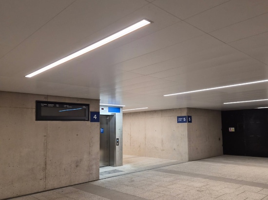 Atena Matrox Paneele mit versteckter Struktur für den Bahnhof Brno Railoway