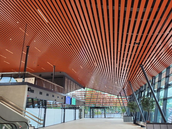 Atena Clip-in Baffle RAL 2001 für den Bahnhof Brünn
