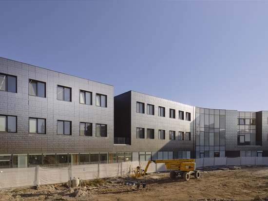 Schulkomplex von Busca: ein glanzvolles Projekt mit Feinsteinzeug