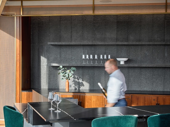 Dekoratives Drahtgeflecht, installiert in der Innenarchitektur eines Unternehmens als Portal über einer Bar