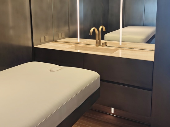 In der Stille des Admiral Armani Yacht 72m Spa, findet unser charakteristisches Massagebett sein Zuhause