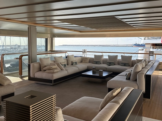 In der Stille des Admiral Armani Yacht 72m Spa, findet unser charakteristisches Massagebett sein Zuhause