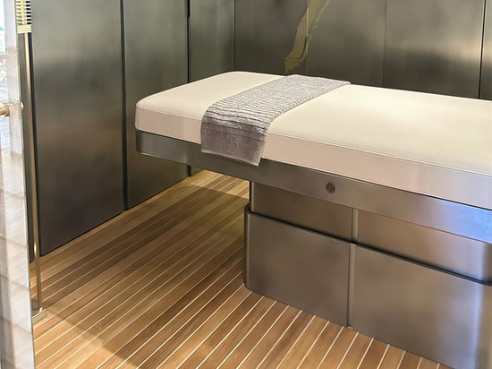 In der Stille des Admiral Armani Yacht 72m Spa, findet unser charakteristisches Massagebett sein Zuhause