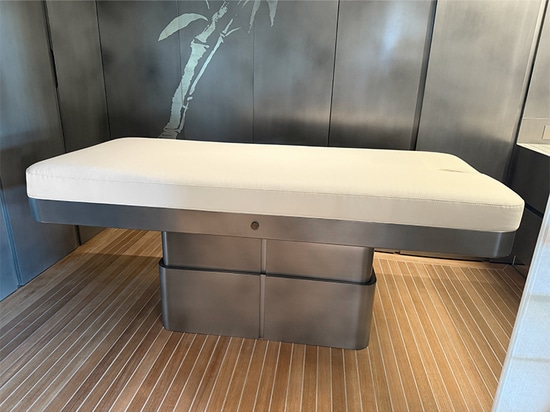 In der Stille des Admiral Armani Yacht 72m Spa, findet unser charakteristisches Massagebett sein Zuhause