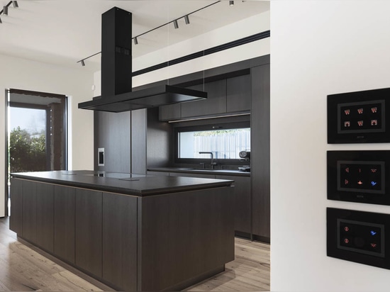 AVE: Hausautomation und Touch Controls für eine moderne Villa in Franciacorta