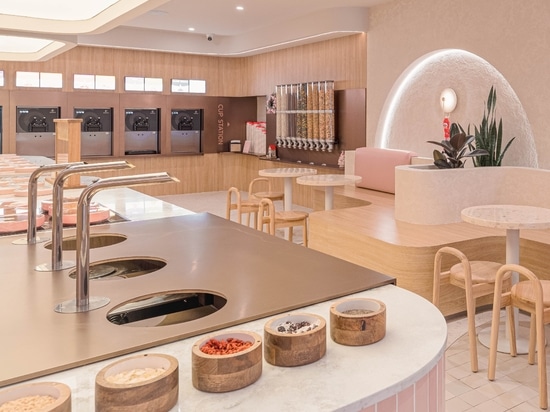 Wie Frozen Yogurt Shops Toppings an den Wänden in Innendesign-Merkmale verwandeln