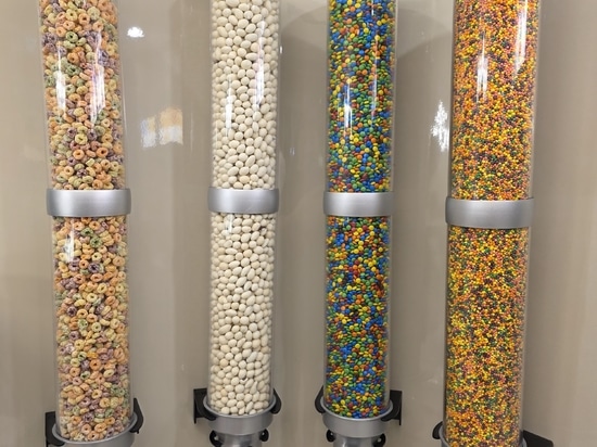 Wie Frozen Yogurt Shops Toppings an den Wänden in Innendesign-Merkmale verwandeln