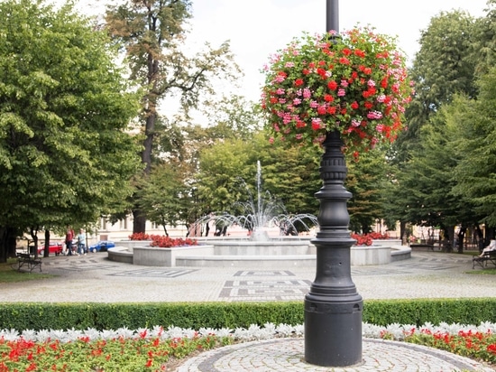 Hängende Blumenkästen für den städtischen Raum: vertikale Begrünung für die Stadt