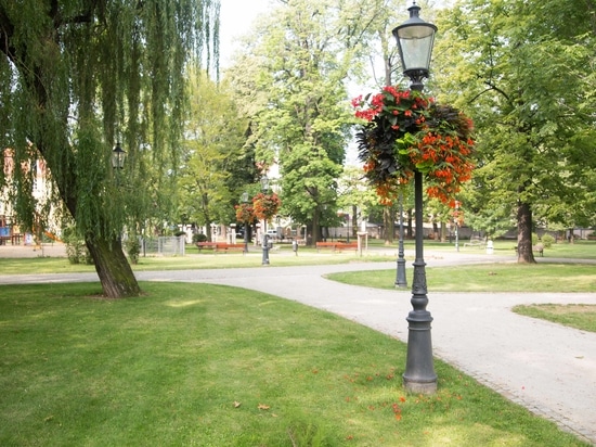 Hängende Blumenkästen für den städtischen Raum: vertikale Begrünung für die Stadt
