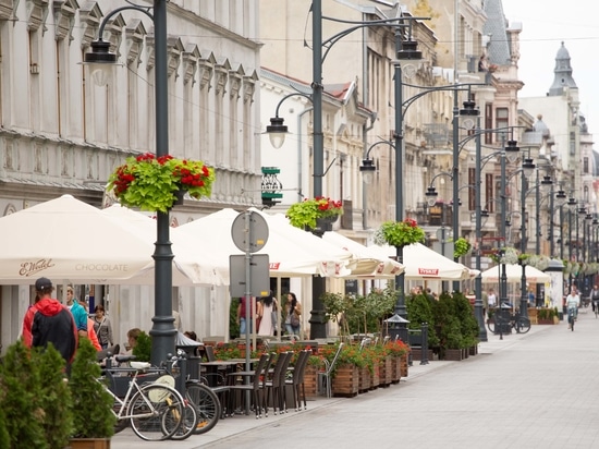 Hängende Blumenkästen für den städtischen Raum: vertikale Begrünung für die Stadt