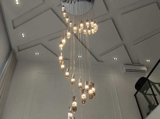 Monumentaler Doppelhöhen-Kristallleuchter mit Asfour Crystal