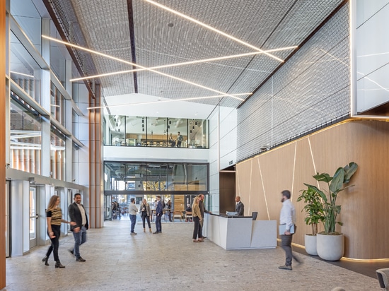 Das flexible Drahtgeflecht „Dune 40100“ führt das strukturierte Designelement von der Außenfassade in den einladenden Bereich der Lobby fort.